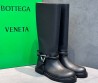 Женские кожаные сапоги Bottega Veneta черные с плетением на щиколотке 2025