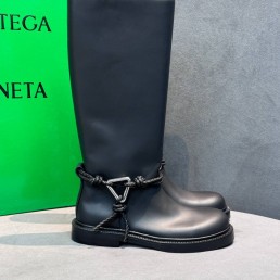 Женские кожаные сапоги Bottega Veneta черные с плетением на щиколотке 2025
