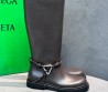 Женские кожаные сапоги Bottega Veneta коричневые с плетением на щиколотке 2025