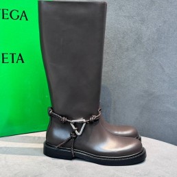 Женские кожаные сапоги Bottega Veneta коричневые с плетением на щиколотке 2025