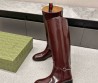 Женские кожаные сапоги Gucci бордовые глянцевые 2025