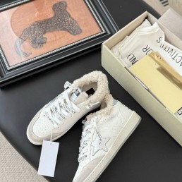 Женские кожаные кроссовки Golden Goose белые с мехом 2025