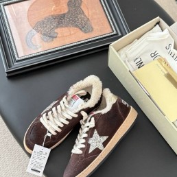 Женские замшевые кроссовки Golden Goose коричневые с мехом 2025