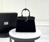 Женская замшевая сумка Prada черная с кожаными элементами 33х23 2025