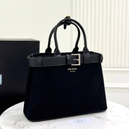 Женская замшевая сумка Prada черная с кожаными элементами 33х23 2025