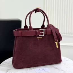 Женская замшевая сумка Prada бордовая с кожаными элементами 33х23 2025
