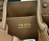 Женская замшевая сумка Prada коричневая с кожаными элементами 33х23 2025