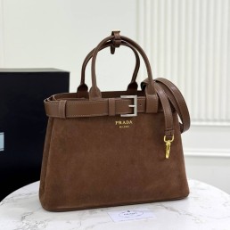 Женская замшевая сумка Prada коричневая с кожаными элементами 33х23 2025