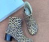 Женские замшевые ботильоны Loewe коричневые под леопарда каблук 6 см 2025