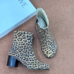 Женские замшевые ботильоны Loewe коричневые под леопарда каблук 6 см 2025