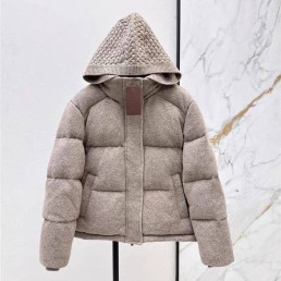 Женский текстильный пуховик Loro Piana бежевый с вязаным капюшоном 2025