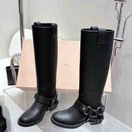 Женские кожаные сапоги Miu Miu черные с пряжками 2025