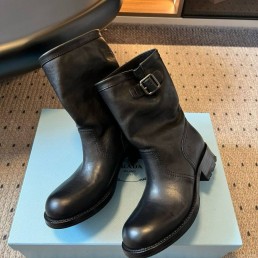 Женские кожаные укороченные сапоги Prada черные 2025