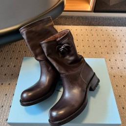 Женские кожаные укороченные сапоги Prada коричневые 2025