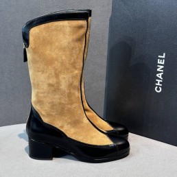 Женские комбинированные сапоги Chanel бежевые с черным каблук 5 см 2025