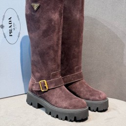 Женские замшевые сапоги Prada коричневые с пряжкой 2025