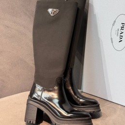 Женские кожаные сапоги Prada черные на каблуке 2025