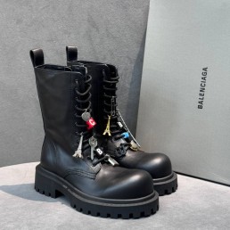 Женские кожаные ботинки Balenciaga черные с брелоками на шнурках 2025