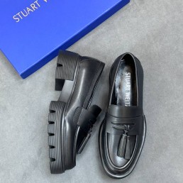 Женские кожаные лоферы Stuart Weitzman черные с кисточками 2025