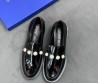 Женские кожаные лоферы Stuart Weitzman черные лакированные с жемчужинами 2025