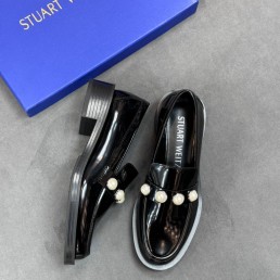 Женские кожаные лоферы Stuart Weitzman черные лакированные с жемчужинами 2025