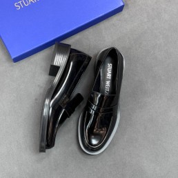 Женские кожаные лоферы Stuart Weitzman черные лакированные 2025