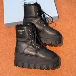 Женские кожаные ботинки на меху Prada черные на платформе 2025