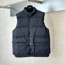 Женский жилет Prada черный на пуху 2025