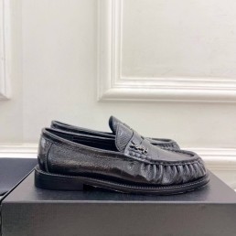 Женские кожаные лоферы Saint Laurent черные глянцевые 2025