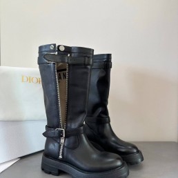 Женские кожаные сапоги Saint Laurent Major черные с пряжками 2025