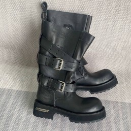 Женские кожаные сапоги Balenciaga черные с ремнем на голенище 2025