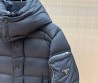 Женский пуховик Prada черный с карманом на рукаве 2025