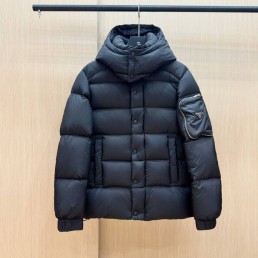 Женский пуховик Prada черный с карманом на рукаве 2025