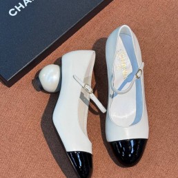 Женские кожаные туфли Chanel  белые с круглым каблуком 6 см 2025