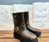 Женские кожаные укороченные сапоги Prada коричневые с потертостями 2025