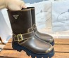 Женские кожаные укороченные сапоги Prada коричневые с потертостями 2025