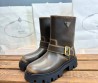 Женские кожаные укороченные сапоги Prada коричневые с потертостями 2025