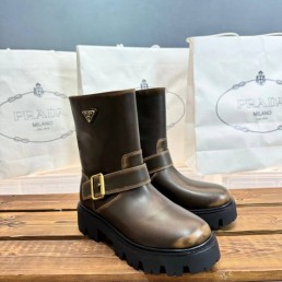 Женские кожаные укороченные сапоги Prada коричневые с потертостями 2025
