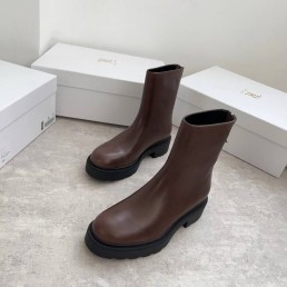 Женские кожаные укороченные сапоги The Row коричневые с молнией сзади 2025