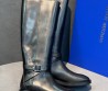 Женские кожаные сапоги Stuart Weitzman черные с ремешком 2025