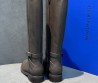 Женские кожаные сапоги Stuart Weitzman серые с ремешком 2025