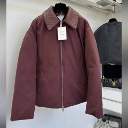 Женский пуховик Bottega Veneta бордовый с кожаным воротником 2025