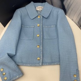 Женский шерстяной жакет Chanel голубой с золотыми пуговицами 2025