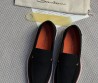 Мужские кожаные лоферы Santoni черные с оранжевым 2025