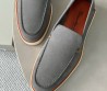 Мужские кожаные лоферы Santoni серые с оранжевым 2025