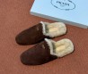 Женские замшевые мюли на меху Prada коричневые 2025