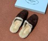 Женские замшевые мюли на меху Prada коричневые 2025