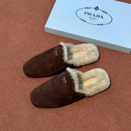 Женские замшевые мюли на меху Prada коричневые 2025