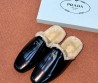 Женские кожаные мюли на меху Prada черные лаковые 2025