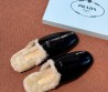 Женские кожаные мюли на меху Prada черные лаковые 2025